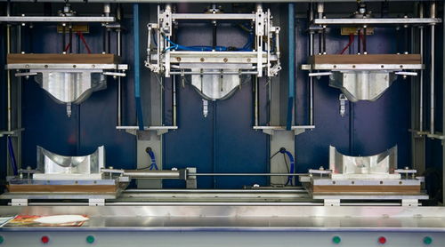 服飾研發(fā)紀(jì)實(shí) 服裝廠生產(chǎn)車間的經(jīng)濟(jì)圖景